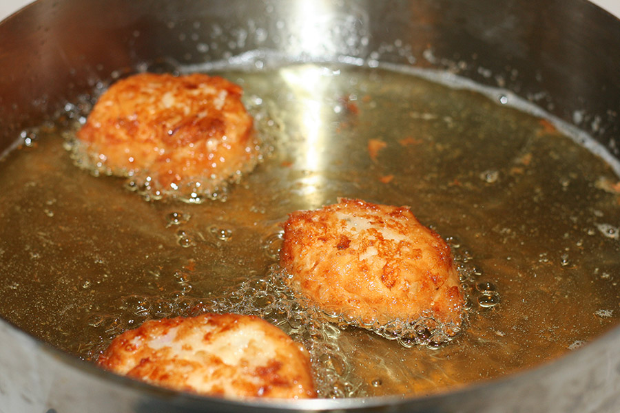 http://confident-cook.com/wp-content/uploads/2013/10/fritters-frying.jpg